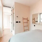 The Founders Residency, Praca Flores